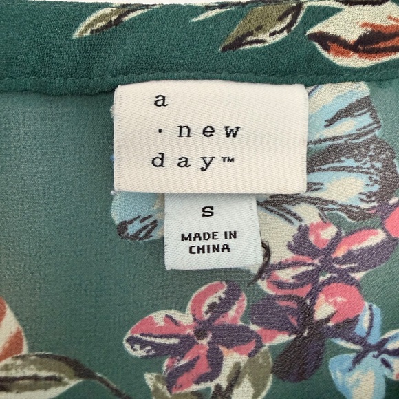 New Day Green Floral Sheer Blouse Size Small - Picture 3 of 9